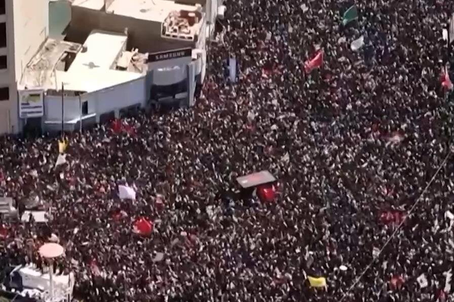 فيديو | الجموع الغفيرة تشيع الجثمان الطاهر للشهيد السيد الولي "الخامنئي" بالنجف الأشرف