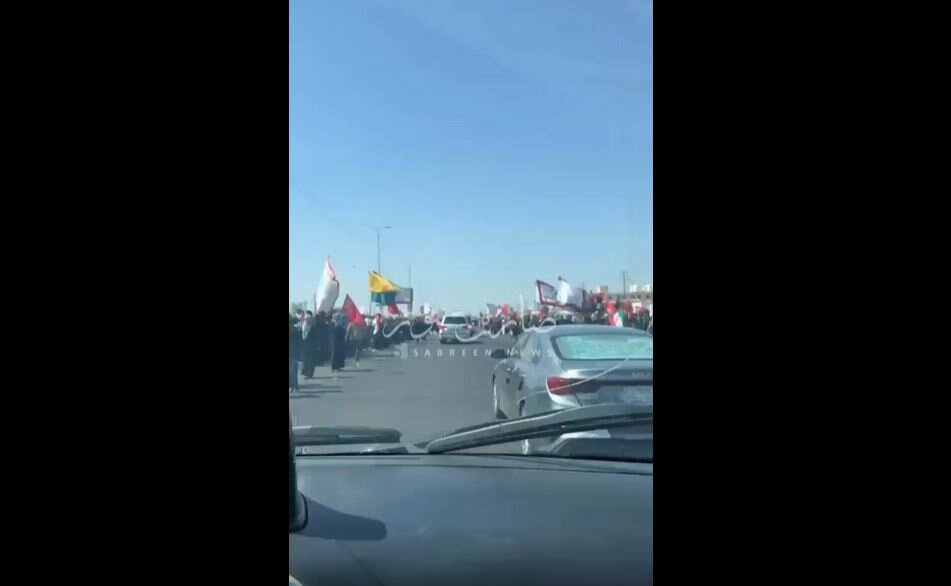 Video: People of Iraq between Karbala and Najaf waiting for arrival of their martyred Imam