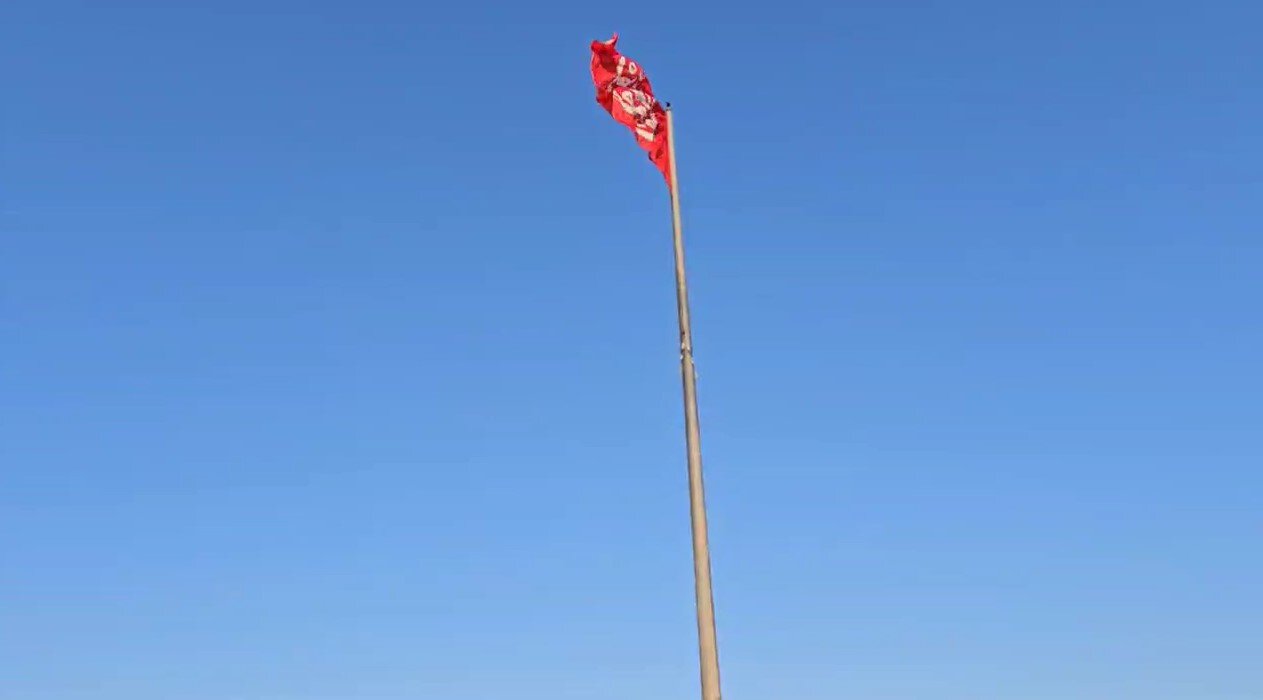 Bandera roja de venganza por el Imam mártir ondea en Irak