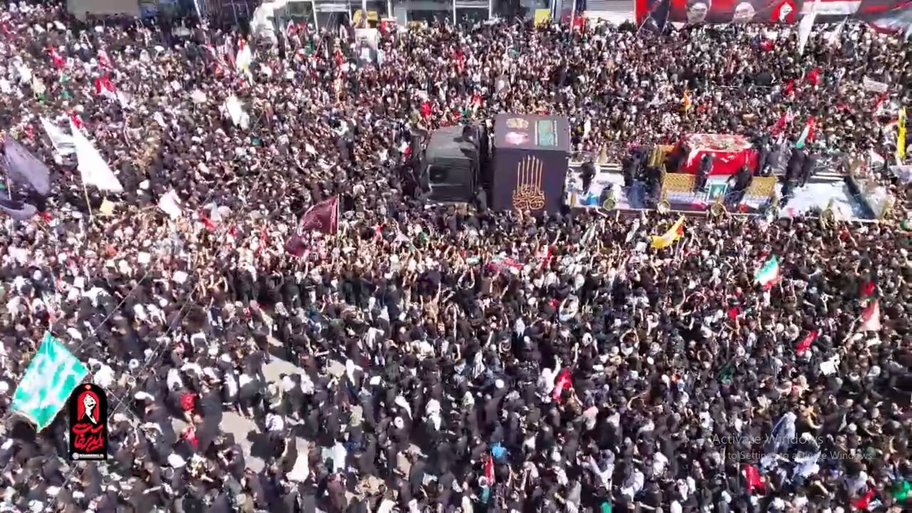 Vídeo: Grande Multidão de Iraquianos se Concentra nas Imediações de Thawrat al-Ashreen para o Funeral do Líder Mártir