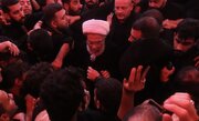 تقرير مصور/ الشيخ الكربلائي يؤم الصلاة على جثمان الإمام الخامنئي (قدس سره) في الصحن الحسيني الشريف