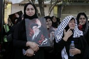 Galeri Foto: Penyambutan Warga Masyhad atas Kedatangan Peti Jenazah Ayatullah Khamenei (2)