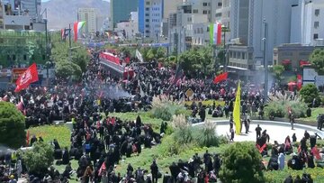 Daruruwan Dubban Al’umma Ne Ke Kwarara Zuwa Kabarin Imam Ridha (A.S) A Mashhad Don Bankwana Da Imam Khamene'i