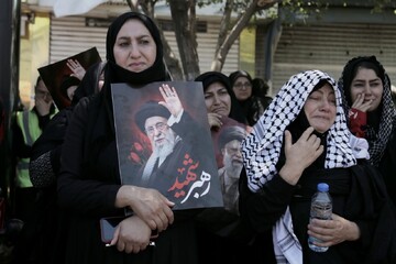 Galeri Foto: Penyambutan Warga Masyhad atas Kedatangan Peti Jenazah Ayatullah Khamenei (2)