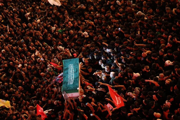 تقرير مصور/ الشيخ الكربلائي يؤم الصلاة على جثمان الشهيد آية الله السيد علي الخامنئي (قدس سره) في الصحن الحسيني الشريف