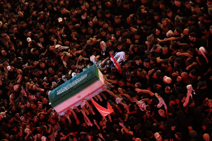 تقرير مصور/ الشيخ الكربلائي يؤم الصلاة على جثمان الشهيد آية الله السيد علي الخامنئي (قدس سره) في الصحن الحسيني الشريف