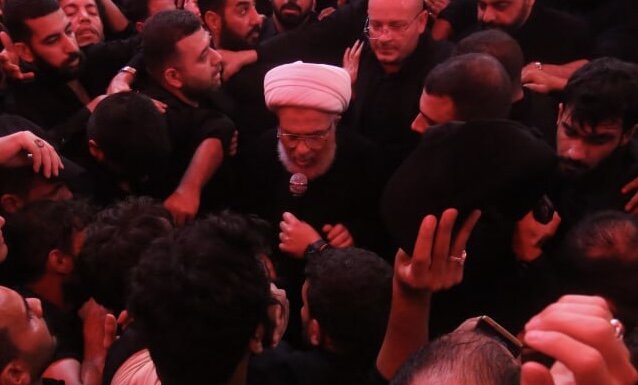 تقرير مصور/ الشيخ الكربلائي يؤم الصلاة على جثمان الشهيد آية الله السيد علي الخامنئي (قدس سره) في الصحن الحسيني الشريف