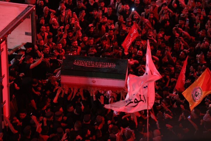 تقرير مصور/ امتلاء الصحن الحسيني الشريف بالمشيعين لحمل الجثمان الطاهر للشهيد الولي الخامنئي