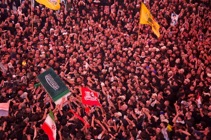 تقرير مصور/ امتلاء الصحن الحسيني الشريف بالمشيعين لحمل الجثمان الطاهر للشهيد الولي الخامنئي