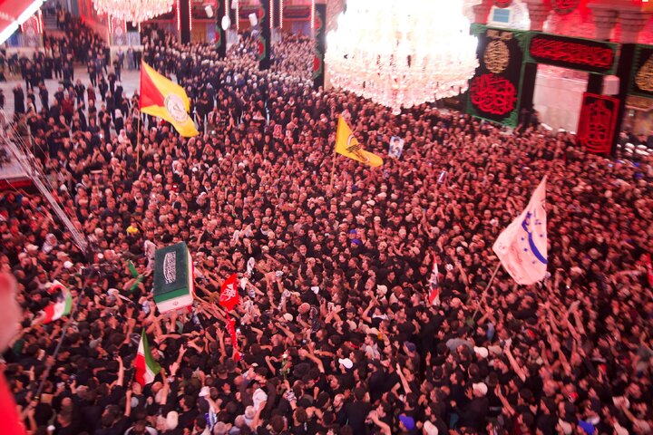 تقرير مصور/ امتلاء الصحن الحسيني الشريف بالمشيعين لحمل الجثمان الطاهر للشهيد الولي الخامنئي