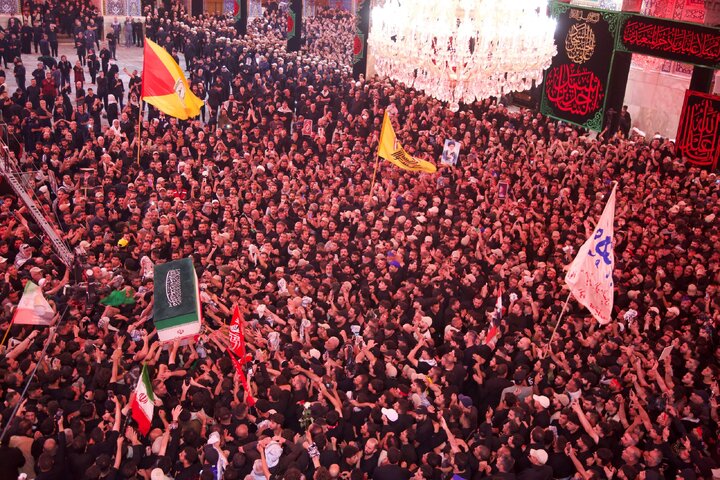 تقرير مصور/ امتلاء الصحن الحسيني الشريف بالمشيعين لحمل الجثمان الطاهر للشهيد الولي الخامنئي