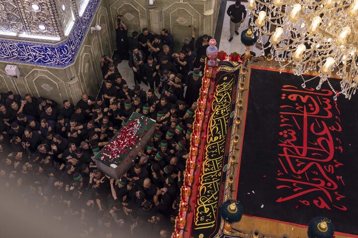 تقرير مصور/ السيد الصافي يؤدّي صلاة الجنازة على جثمان الإمام الخامنئي (رض)