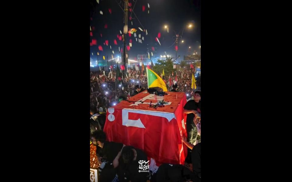 Video: Iraqis Shower Martyr Leader’s Body with Flowers