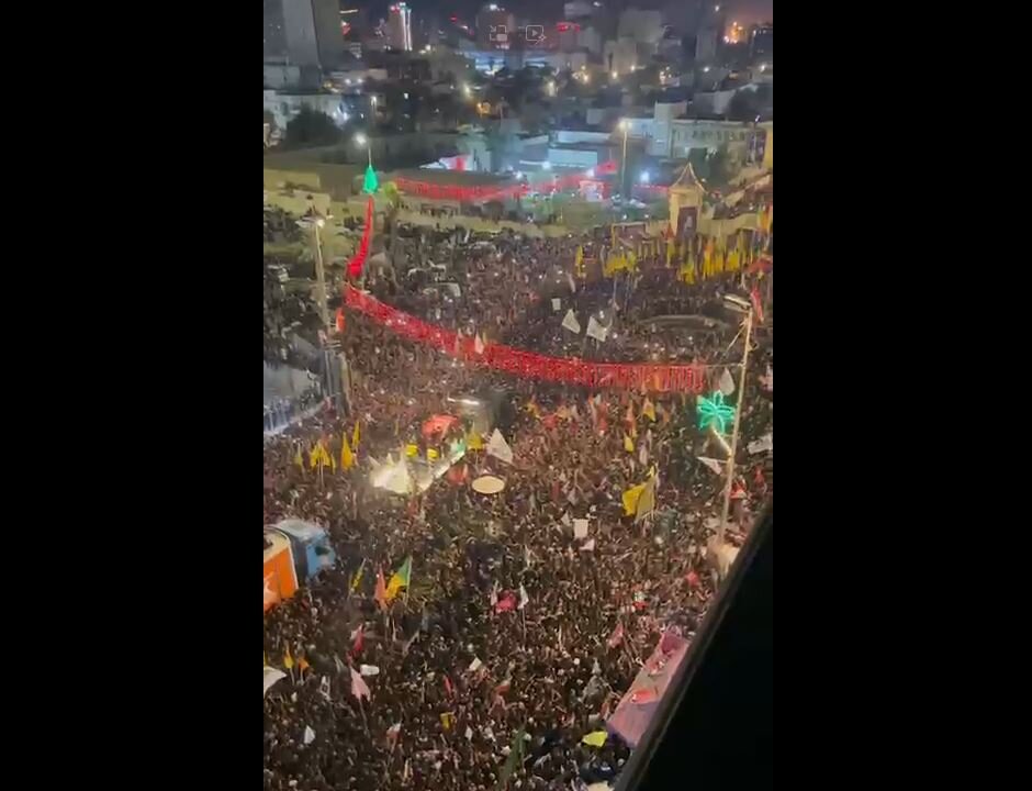 Video: Right now; passionate presence of Iraqi people at funeral of martyred Imam in Karbala