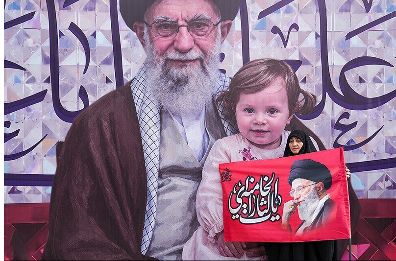 بين الرسمية والإنسانية.. جدارية القائد الشهيد وحفيدته تجذب أنظار مشيعي طهران
