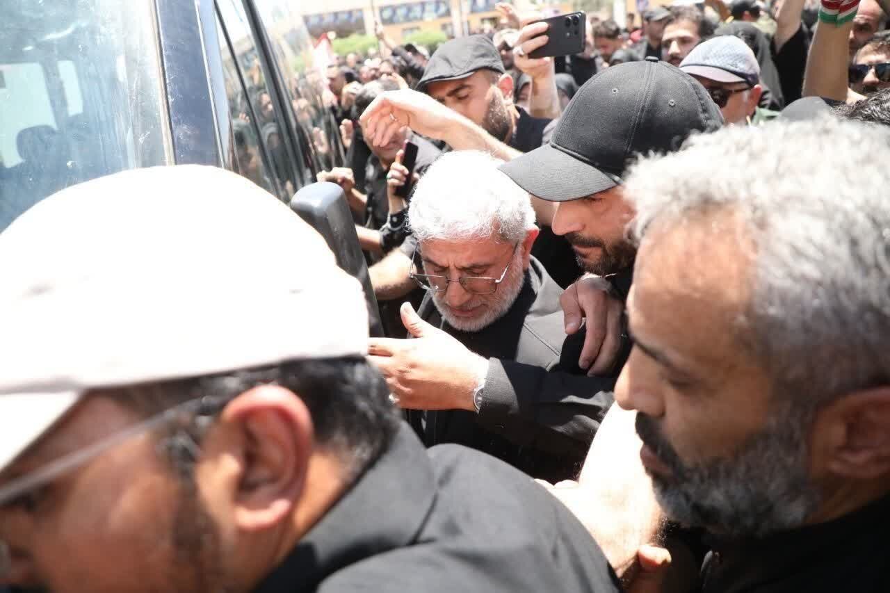 Pagdalo ni Sardar Qaani sa Paliparan ng Mashhad Kasabay ng Pagdating ng Banal na Katawan ng Martir na Imam