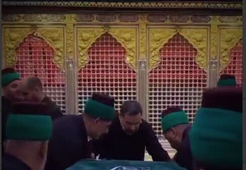 Video / Kerbela’da, Şehit Devrim Lideri’nin pak ve mukaddes cenazesi, Hz. Ebulfazl Abbas’ın (a.s.) mübarek zarihinin yanında Harem-i Şerif hizmetkârla