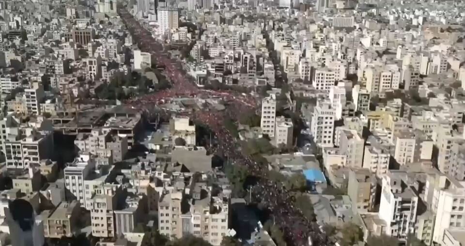 Video: An enduring frame from funeral of martyr Leader in Holy Mashhad