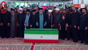 ویڈیوز | حرم رضوی(ع) میں امامِ شہیدِ امت کی نماز جنازہ بڑے فرزند کی امامت میں