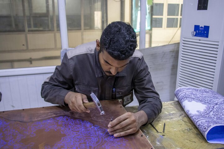 تقرير مصور/ البدء بأعمال تصنيع باب الإمام الحسن العسكري (عليه السلام)