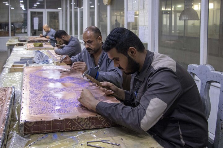 تقرير مصور/ البدء بأعمال تصنيع باب الإمام الحسن العسكري (عليه السلام)