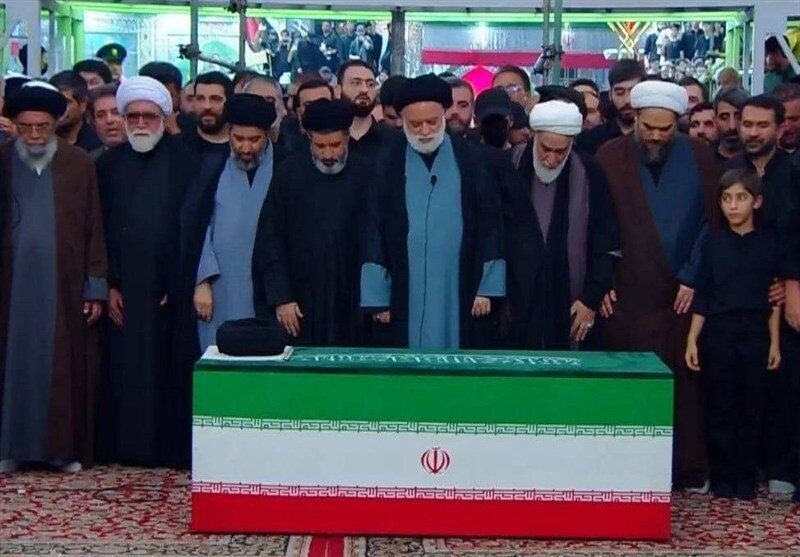 النجل الأكبر للشهيد السيد "علي الخامنئي" يؤم المصلين على جنازته الطاهرة بحرم الإمام الرضا(ع)
