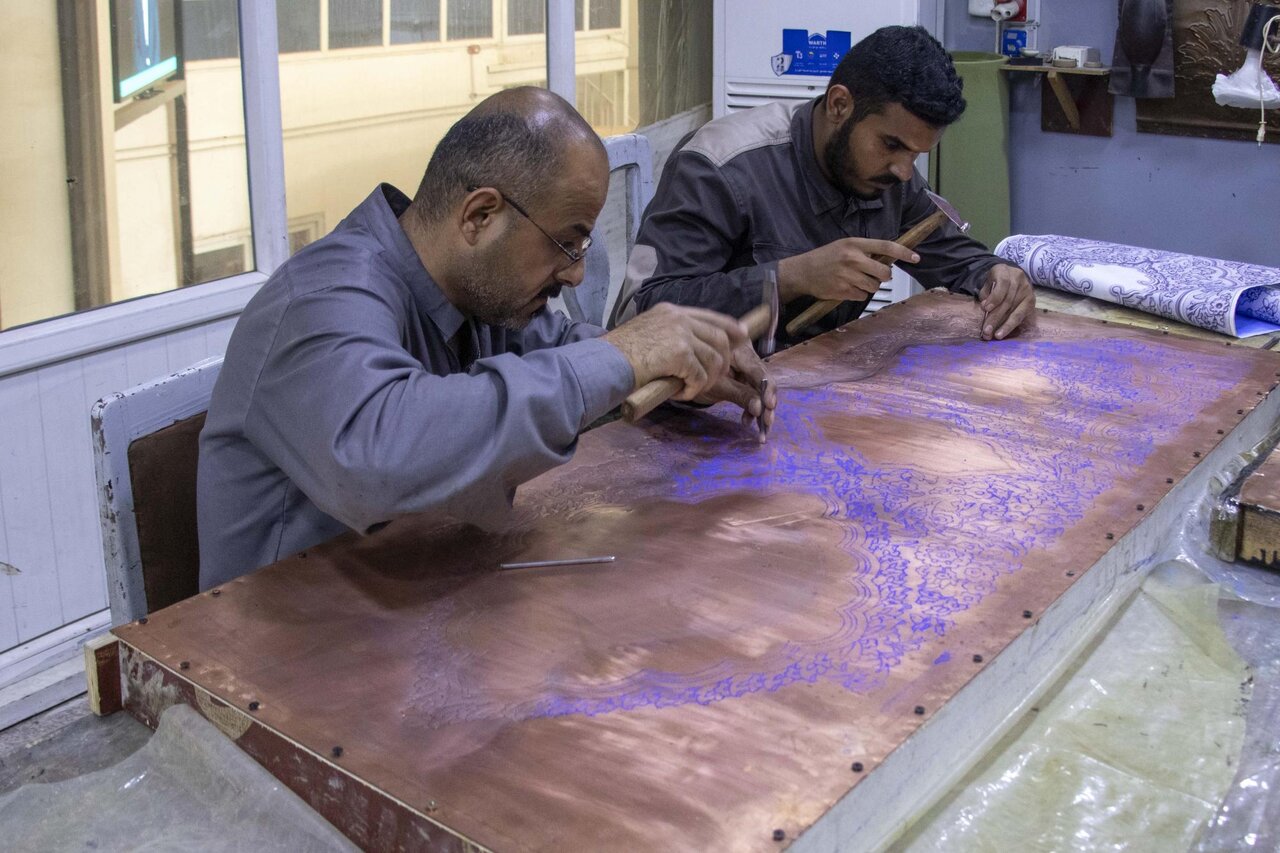 البدء بأعمال تصنيع باب الإمام الحسن العسكري (عليه السلام)