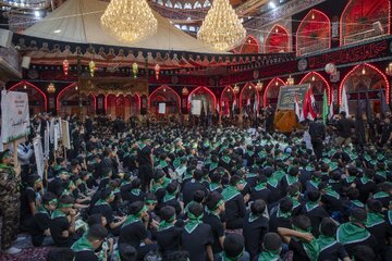 تقرير مصور/ مشاركة ألف طالب في المسيرة العاشورائية السنوية في كربلاء المقدسة