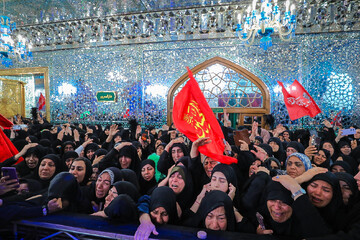 Foto / Şəhid İmam Xameneinin məzarı Darul-zikr eyvanında əzadar insanlar tərıfindən ziyarət edilir