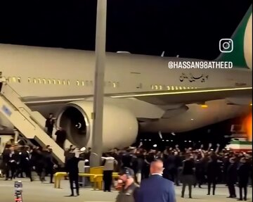 Video / Necef Havalimanı'nda İran'dan Gelen Şehit Liderin Naaşını Taşıyan Uçağa Yoğun İlgi