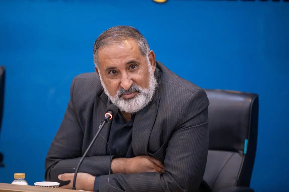 رهبر شهید شعر را سرمایه ملی می‌دانست
