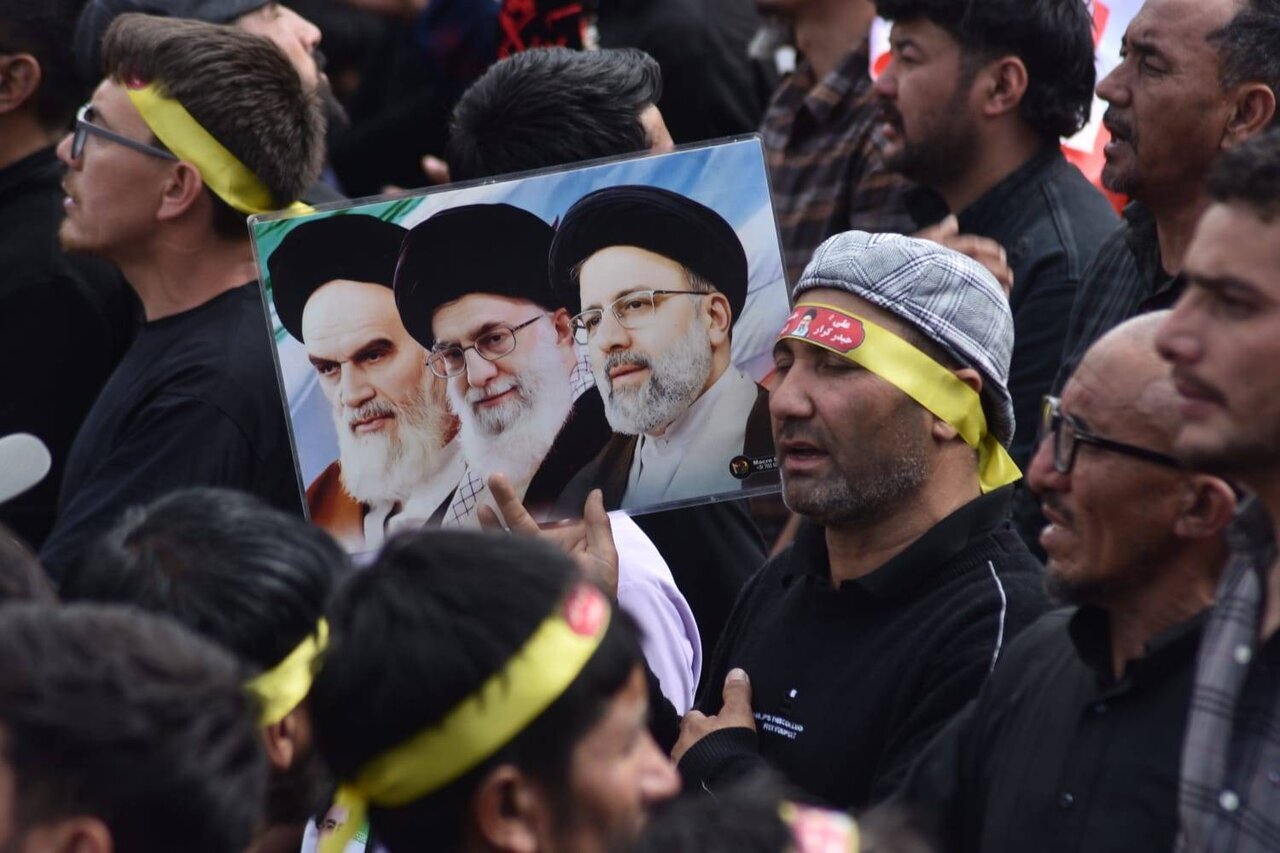 الآلاف في كارغيل بالهند ينظمون موكب جنازة رمزياً للإمام خامنئي
