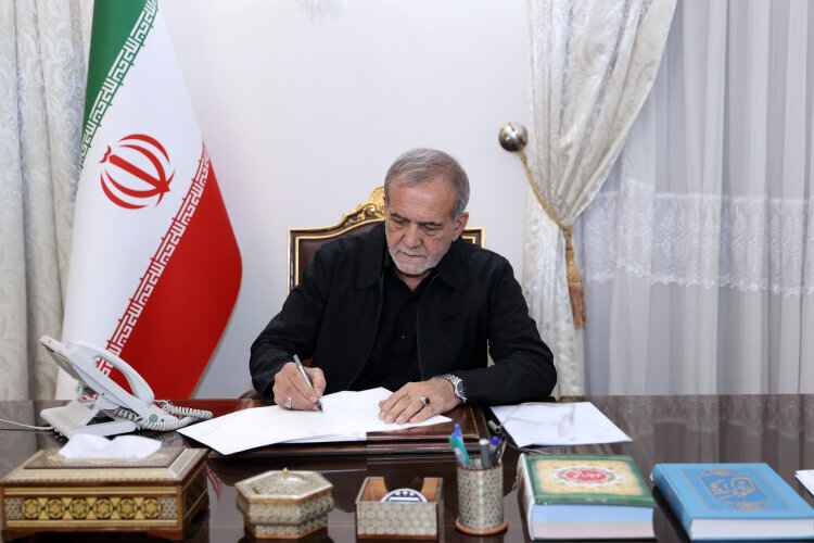 Presiden Iran Sampaikan Apresiasi atas Kehadiran Jutaan Rakyat dalam Upacara Pemakaman Imam Syahid
