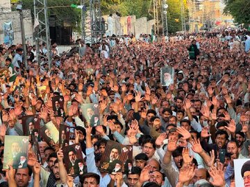 تقرير مصور/ تجمّع جماهيري حاشد في باراشنار بباكستان لتكريم القائد الشهيد بنعوش رمزية