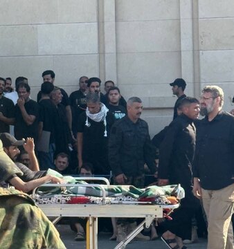 تقرير مصور/ مشهد لافت..حضور مريض في تشييع الإمام الشهيد بمدينة النجف الأشرف