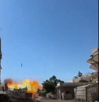 فیدیو | لحظة تنفيذ الغارات على ورشة حدادة في شارع الصناعة بمدينة غزة قبل قليل