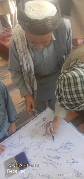 Photos: Afghans Sign Petition for Reopening of Shia Institutions