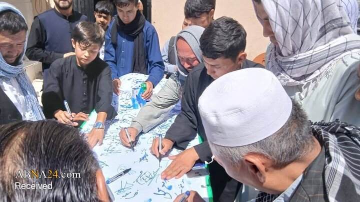 Photos: Afghans Sign Petition for Reopening of Shia Institutions