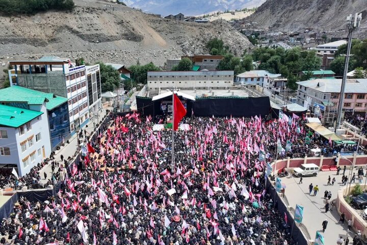 Informe fotográfico | Imágenes aéreas de las multitudes masivas en la ceremonia fúnebre simbólica por el Líder mártir en Kargil, India