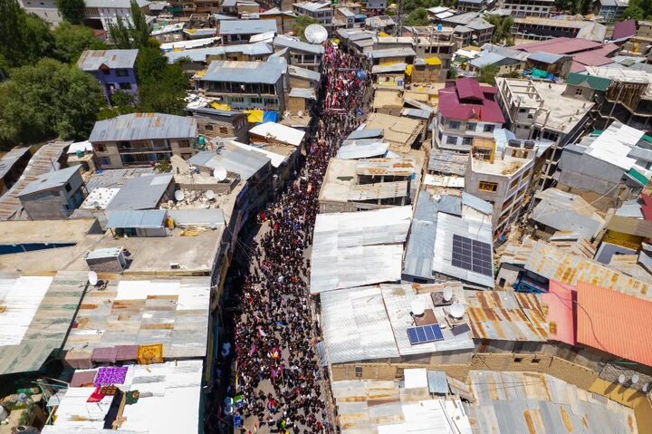 Informe fotográfico | Imágenes aéreas de las multitudes masivas en la ceremonia fúnebre simbólica por el Líder mártir en Kargil, India