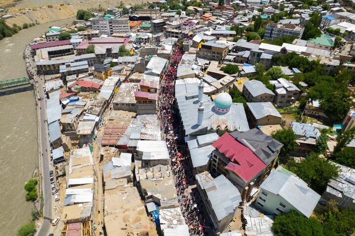 Informe fotográfico | Imágenes aéreas de las multitudes masivas en la ceremonia fúnebre simbólica por el Líder mártir en Kargil, India