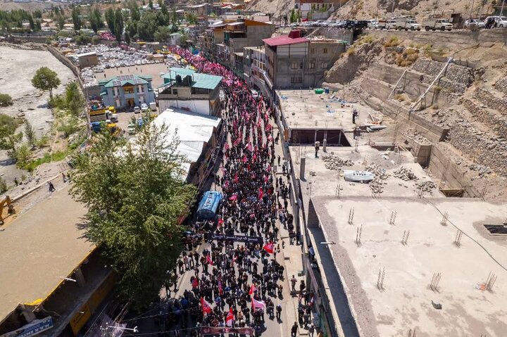 Informe fotográfico | Imágenes aéreas de las multitudes masivas en la ceremonia fúnebre simbólica por el Líder mártir en Kargil, India