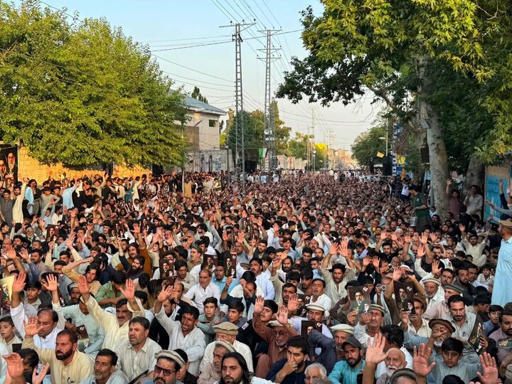 تقرير مصور/ تجمّع جماهيري حاشد في باراشنار بباكستان لتكريم القائد الشهيد بنعوش رمزية