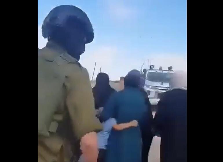فيديو | اعتداءات وضرب وإهانة للنساء السوريات على يد قوات صهيونية في جنوب سوريا