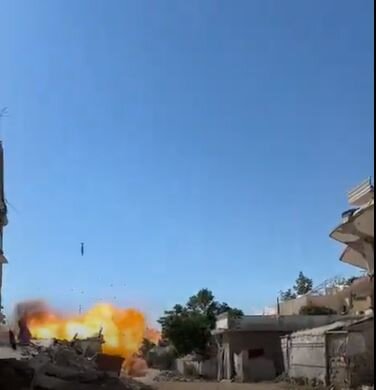 فیدیو | لحظة تنفيذ الغارات على ورشة حدادة في شارع الصناعة بمدينة غزة قبل قليل
