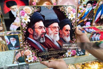 تقرير مصور/ عرض صور القادة الإيرانيين وشخصيات محور المقاومة خلال مجلس عزاء الإمام الحسين(ع) في كشمير بالهند