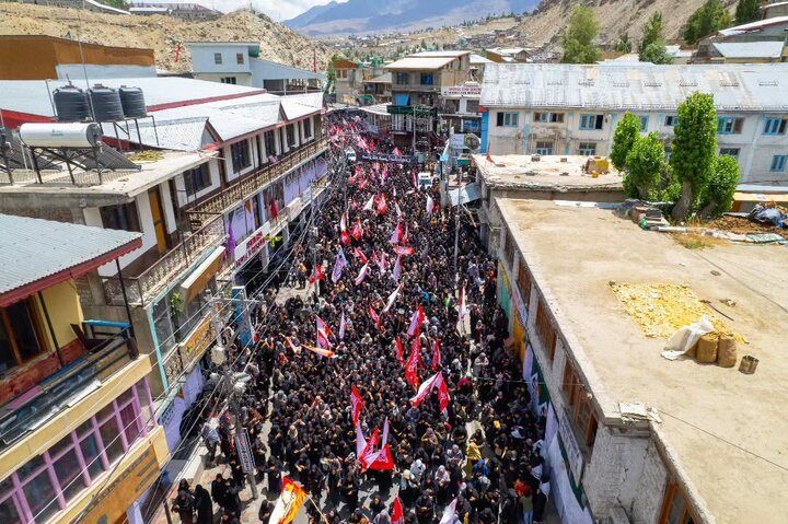 تقرير مصور/ حشود غفيرة تشارك بمراسم جنازة رمزية للإمام الشهيد الخامنئي في كارجيل بالهند