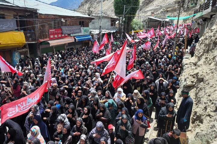 تقرير مصور/ حشود غفيرة تشارك بمراسم جنازة رمزية للإمام الشهيد الخامنئي في كارجيل بالهند