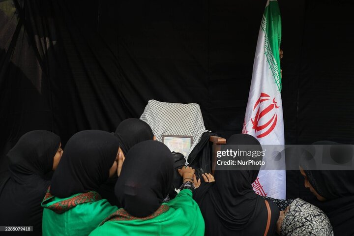 تقرير مصور/ عرض صور القادة الإيرانيين وشخصيات محور المقاومة خلال مجلس عزاء الإمام الحسين(ع) في كشمير بالهند