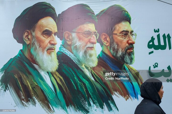 تقرير مصور/ عرض صور القادة الإيرانيين وشخصيات محور المقاومة خلال مجلس عزاء الإمام الحسين(ع) في كشمير بالهند